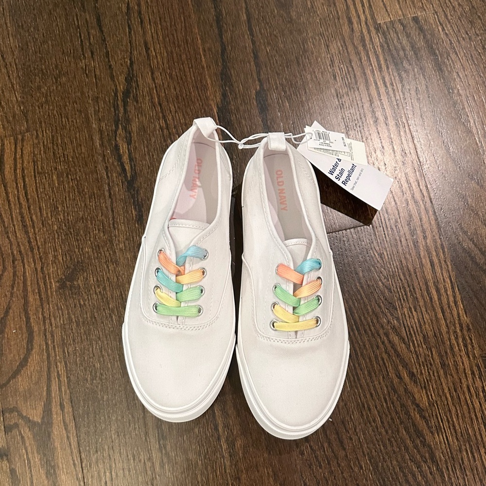 Old Navy Girls White Slip On Sneakers NWT Size 4